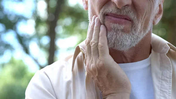 Tand Smärta Pensionerad Man Lider Tandvärk Tänder Protetik Tandvård — Stockfoto