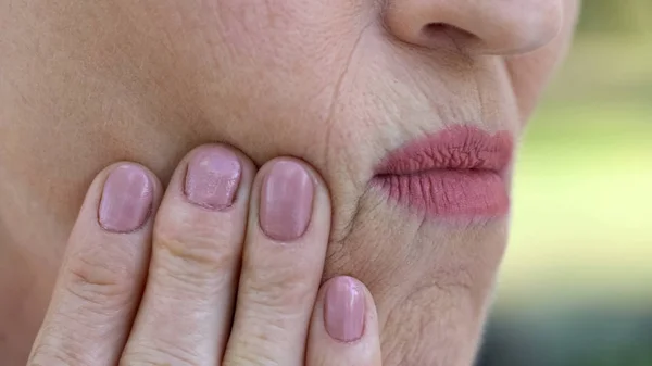 Pensionerad Lady Känsla Obehag Munnen Inflammation Tandkött Tandlossning — Stockfoto