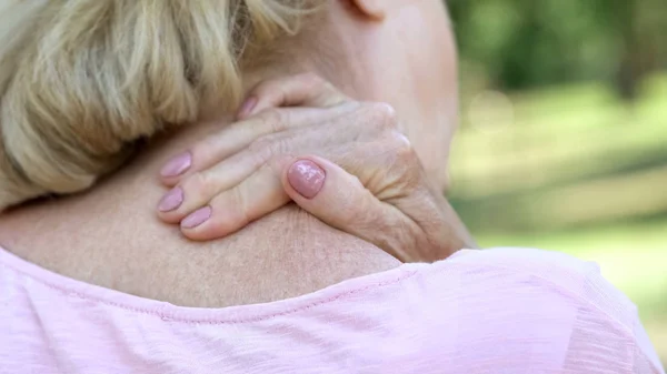 Mulher Idosa Sentindo Dor Pescoço Doença Reumatismo Fisioterapia Visão Traseira — Fotografia de Stock