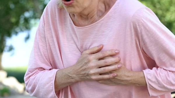 Erwachsene Frau Hat Atemprobleme Fühlt Herzinfarkt Bei Spaziergang Park — Stockfoto