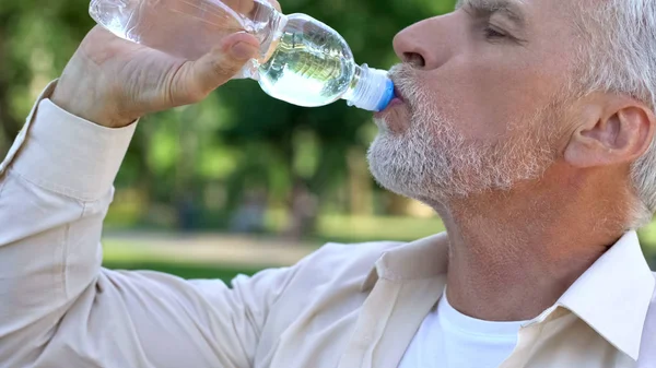 Homem Maduro Bebendo Água Garrafa Parque Mantendo Equilíbrio Água — Fotografia de Stock