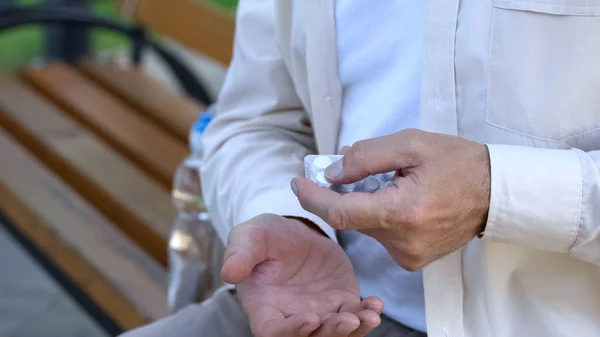 Старший Чоловік Приймає Таблетки Парку Старіння Проблеми Здоров Ліки Від — стокове фото