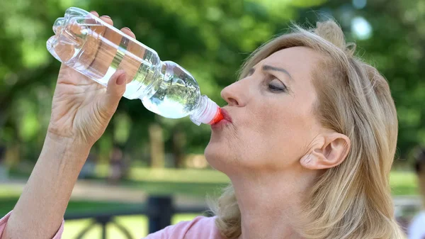 Reife Frau Trinkt Wasser Aus Flasche Park Aufrechterhaltung Des Wasserhaushalts — Stockfoto