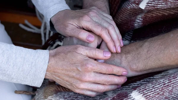 Esposa Sênior Segurando Mãos Marido Apoiando Doente Amado Hospital Cuidados — Fotografia de Stock