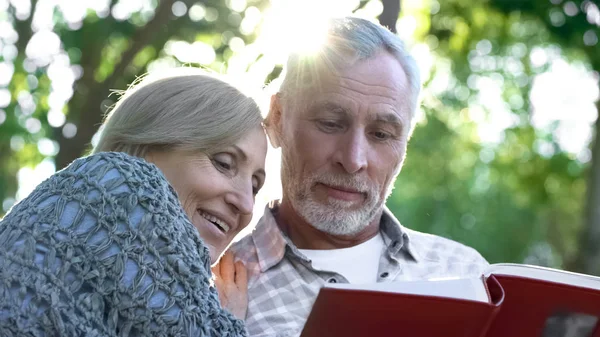 Linda Pareja Ancianos Viendo Fotoálbum Recordando Momentos Divertidos Vida — Foto de Stock