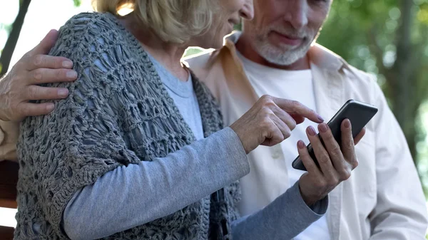 Ouder Paar Gemakkelijk Omgaan Met Moderne Smartphone Eenvoudig Gebruiken Toepassingen — Stockfoto