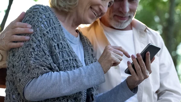 Современная Пожилая Пара Легкостью Пользуется Мобильным Телефоном Просматривая Фото Онлайн — стоковое фото