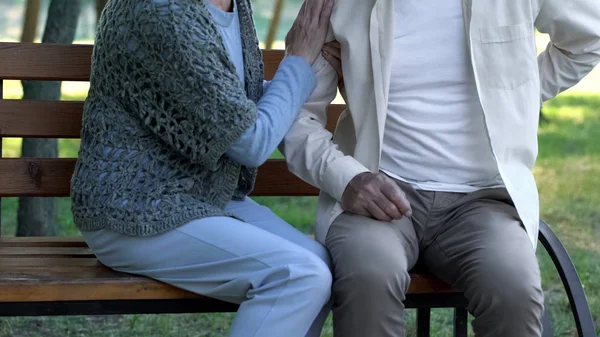 Παλιά Άνθρωπος Έχοντας Ισχυρή Οσφυαλγία Κάθεται Στο Παγκάκι Πρόβλημα Υγείας — Φωτογραφία Αρχείου