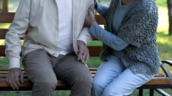 Mujer Apoyando Una Vieja Amiga Enferma Sentada Parque Del Hospital — Foto de Stock