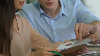 Pazarlama uzmanları iş ortakları sosyal medya reklam veri, analiz