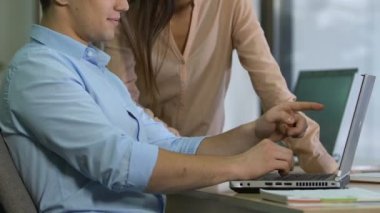 Genç arkadaşları yeni yaratıcı fikirler, geliştirme çalışma açık alan office