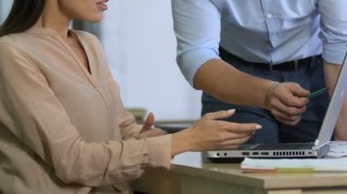 Meslektaşları business analytics verilerini, başarısız ile sinirli Daralt anlaşma