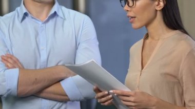 Patron görev veriyorum ve onay, başarı alma sinir kadın asistanı