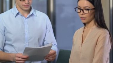 Atama gerçekleştirmek başarısız gergin Bayan asistan eleştiren memnun patron