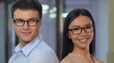 Kamera en iyi hizmetleri piyasasında isteyen genç kendine güvenen iş ortakları