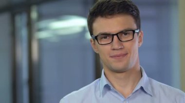 Kendine güvenen işadamı kamera, yeni iş üretimi, yenilikler için arıyor