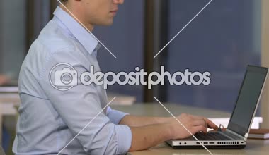 Duygu çok çalışan office çalışan yorgun ve bitkin dizüstü bilgisayarda çalışırken