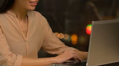 Dizüstü bilgisayarda yazarak ve gülümseyen, iletişim ve Web sitesi dating flört Bayan