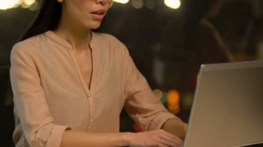 Dizüstü bilgisayar kapatma ve nefes yoga yapmak Bayan, meditasyon ve azaltma stres