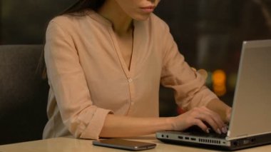 Şok mutsuz erkek kapanış laptop, proje başarısız, başarısız yatırım