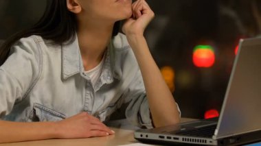 Motivasyon, sıkıntılı genç kadın, hiçbir enerji eksikliği muzdarip sıkılmış serbest meslek