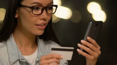 Gülümseyen kadın gezisi için mobil rezervasyon uygulaması kullanarak Emanet bankacılık