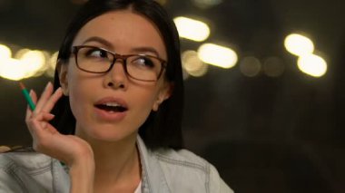 Motive moda tasarımcısı yeni elbise, gösteri, ilham için hazırlık çizim