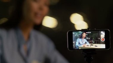 Video kayıt, kamera için toz fırçası gösterilen güzel güzellik blogger