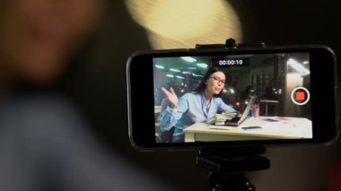 Kadın blogger video kamera Doları nakit gösterilen hediye video kaydı