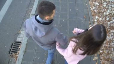 Genç çift suçlamaya ve erkek, itme kadın sokakta yürüme ayrılmak