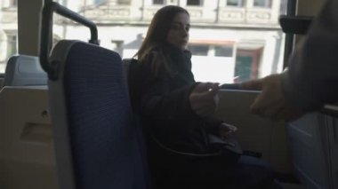Otobüs iletken tarama kadın yolcu bileti, toplu ulaşım, seyahat