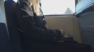 Kadın yolcu bilet, toplu taşıma hizmeti closeup kontrol otobüs iletken