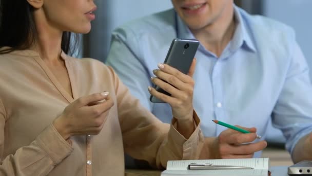 Jovens Parceiros Analisando Receita Planejamento Orçamento Empresa Usando Aplicativo Móvel — Vídeo de Stock