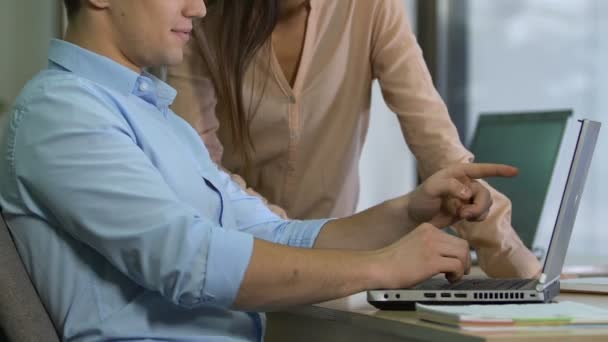 Jóvenes Compañeros Trabajo Desarrollando Nuevas Ideas Creativas Trabajando Oficinas Espacio — Vídeos de Stock