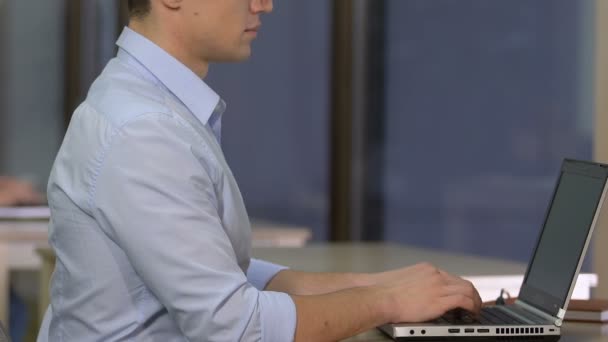 年轻的男性员工在电脑 脊椎护理工作时观察自己的姿势 — 图库视频影像