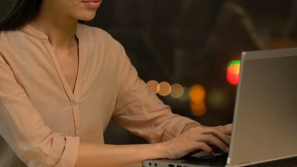 Ung Kvinnlig Anställd Arbetar Laptop Förbereda Finansiella Analytics Rapport — Stockvideo