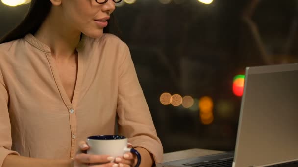 Freelancer Feminino Satisfeito Bebendo Chá Quente Fim Dia Trabalho Bem — Vídeo de Stock