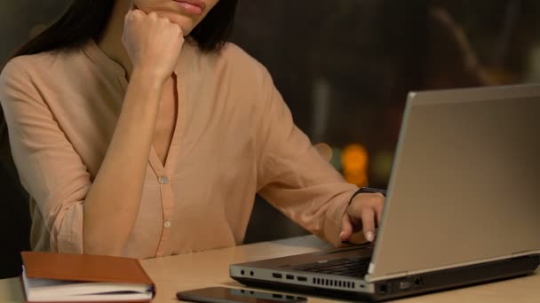 Vyčerpaná Lady Procrastinating Náhle Myšlenkou Pracoval Před Termínem — Stock video