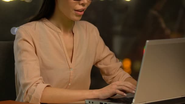 Empregada Sexo Feminino Tentando Reagir Positivamente Tarefas Trabalho Prevenção Burnout — Vídeo de Stock