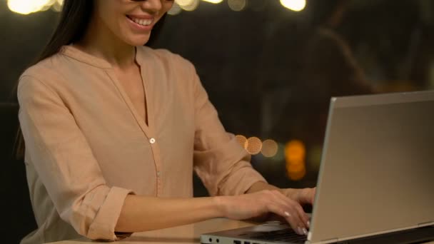 プロモーションの仕事のオファーを得るウェブサイトをデートにメッセージを入力する陽気な女性 — ストック動画