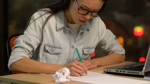 Femme Indépendante Bouleversée Ayant Aucune Idée Froisser Jeter Papier — Video