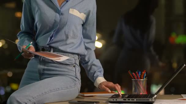 Designer d'intérieur regardant les schémas de couleurs, préparer un projet de bureau, industrie 