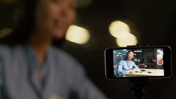 Dobře Vypadající Blogerka Záznam Videa Ukazující Štětec Fotoaparátu — Stock video
