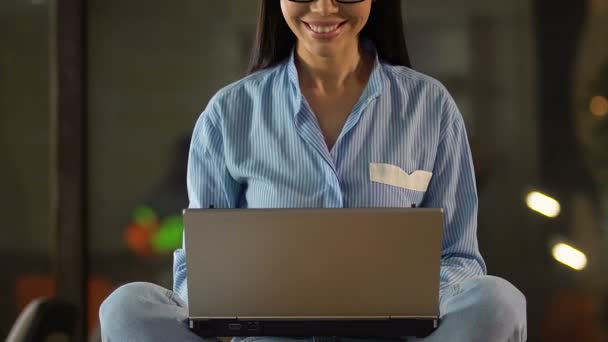 Tevreden Geïnspireerd Dame Sluiten Van Laptop Aan Einde Van Succesvolle — Stockvideo