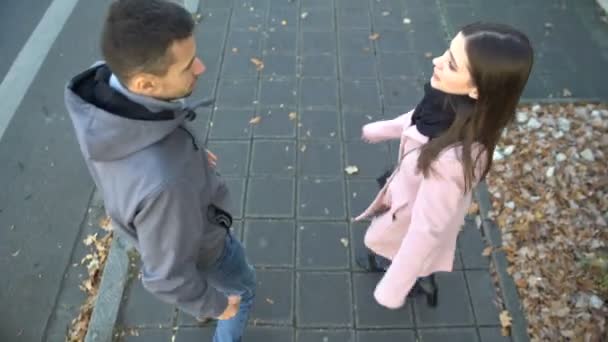 Pareja Caminando Calle Discutiendo Mujer Empujando Hombre Marchándose Romper — Vídeos de Stock