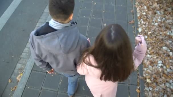 Sokakta Onun Kız Arkadaşı Yalnız Bırakarak Gidiyor Adam Savunarak Genç — Stok video