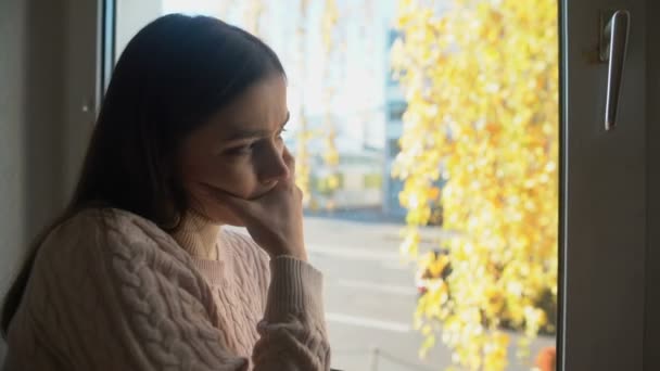 絶望的な女性が泣いている顔の手で最愛の 孤独の損失を閉じる — ストック動画