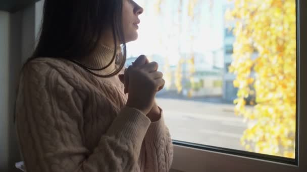 Frau Sitzt Allein Und Schaut Durch Fenster Wartet Freund Nach — Stockvideo