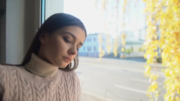 Pensive Fille Assise Maison Seule Regardant Par Fenêtre Automne Mélancolique — Video