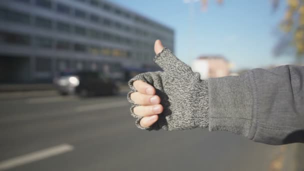 Męskiej Ręki Pokazuje Kciuk Górę Znak Łapanie Samochodu Autostop Tania — Wideo stockowe